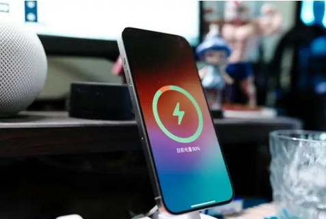 洪泽苹果15换屏服务分享用什么充电器给iPhone15充电更好 